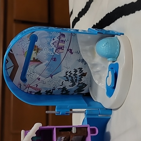 Mattel Polly Pocket Snow Globe Ski Lodge 2017 Incomplete - Picture 3 of 9